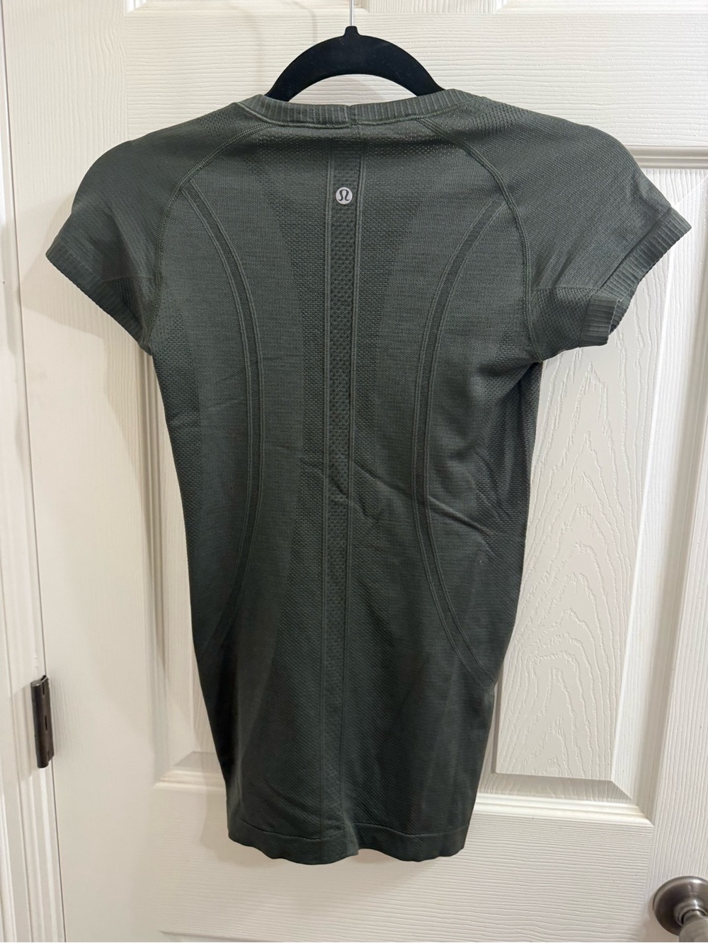 Lululemon Women’s Olive Green Seamless Short Sleeve Top - Picture 2 of 4